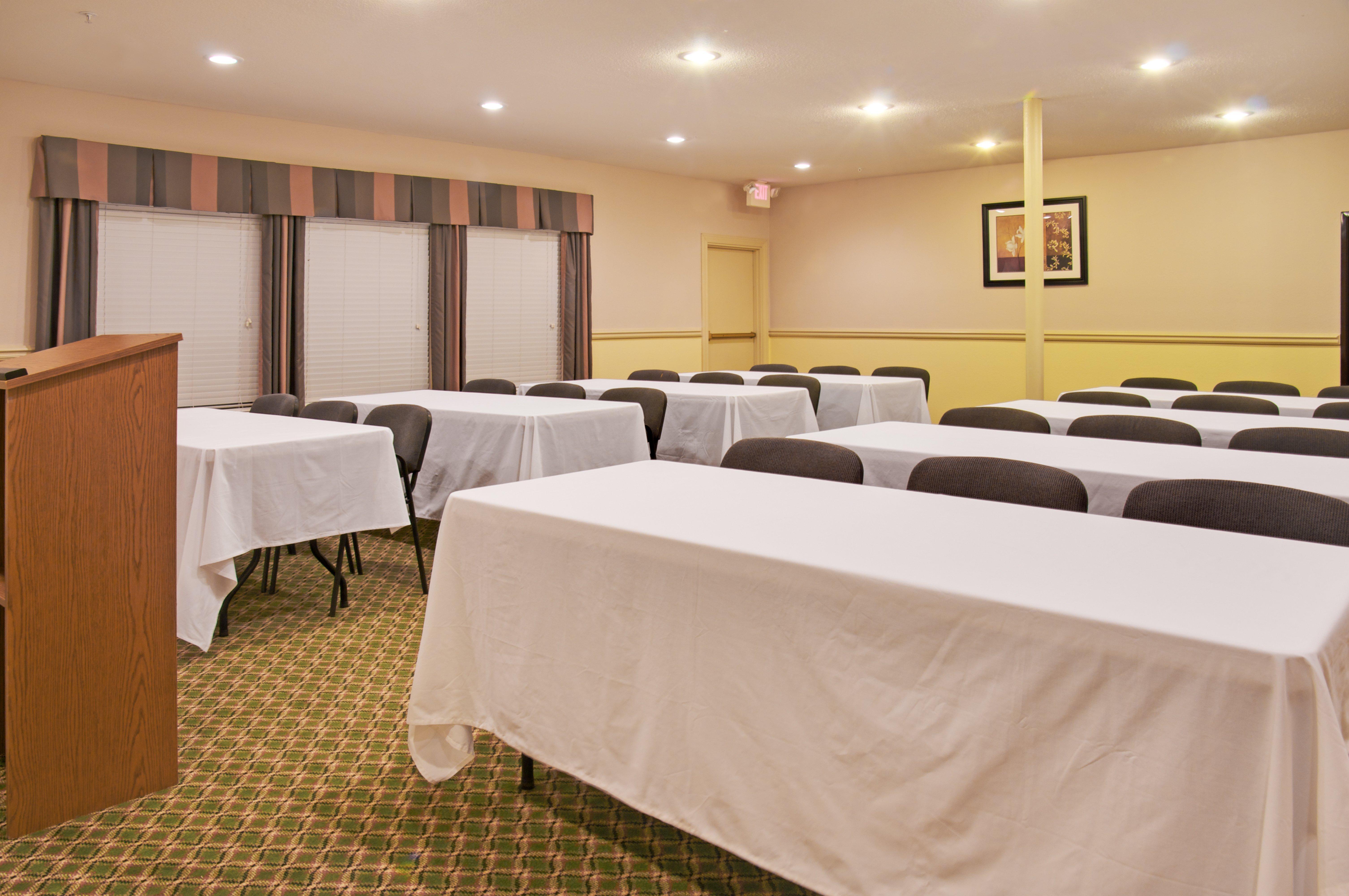 Holiday Inn Express Hotel & Suites Livingston Exterior photo